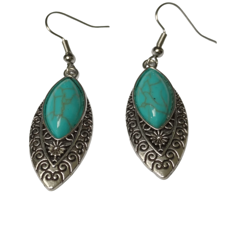 Turkoois stenen oorbellen met zilveren filigraan accenten op een witte achtergrond