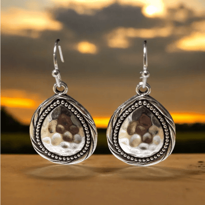 Paar sierlijke zilveren traanvormige oorbellen met kralenontwerpen en ingezette stenen.