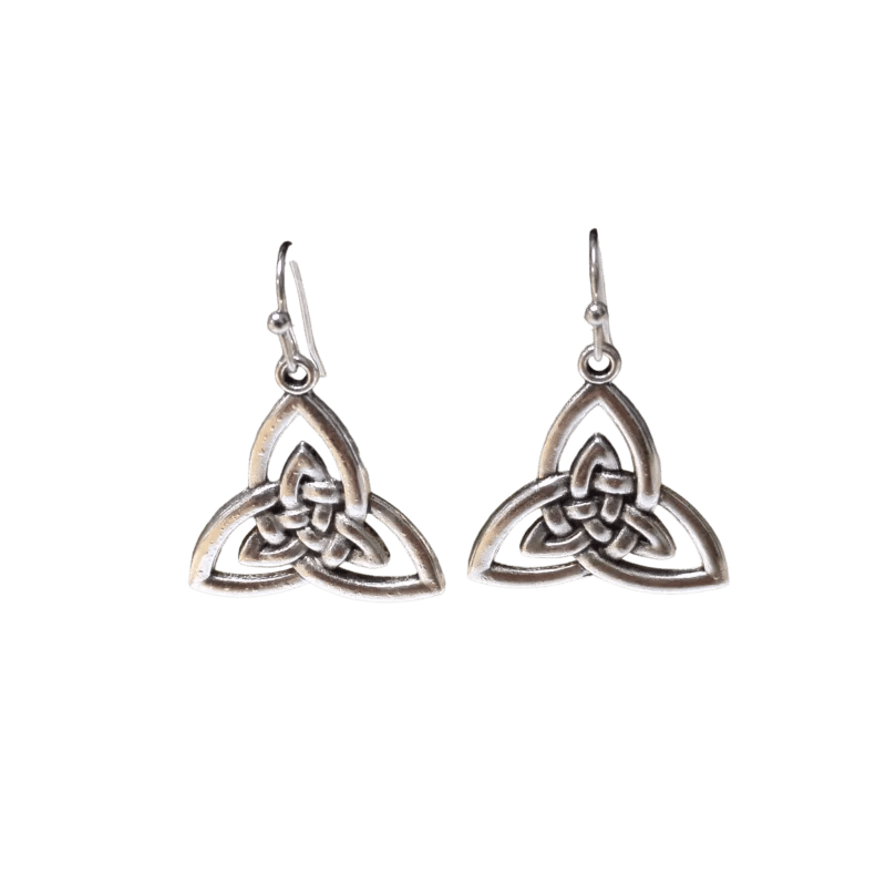 Paar zilveren Keltische triquetra oorbellen met haakjes.