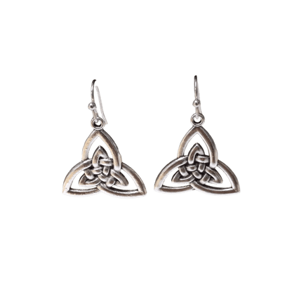 Paar zilveren Keltische triquetra oorbellen met haakjes.