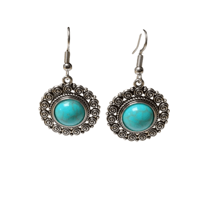 Paar sierlijke zilveren oorbellen met turquoise stenen in ronde zettingen.