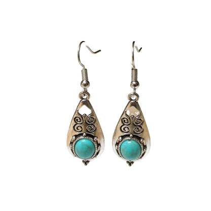 Paar zilveren traanvormige oorbellen met turquoise stenen en spiraalmotieven.