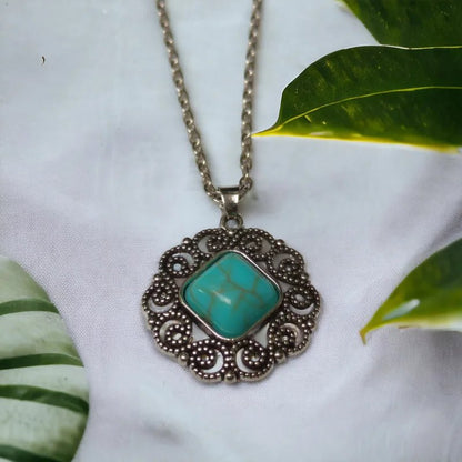 Een halsketting met een turkooizen steen in het midden