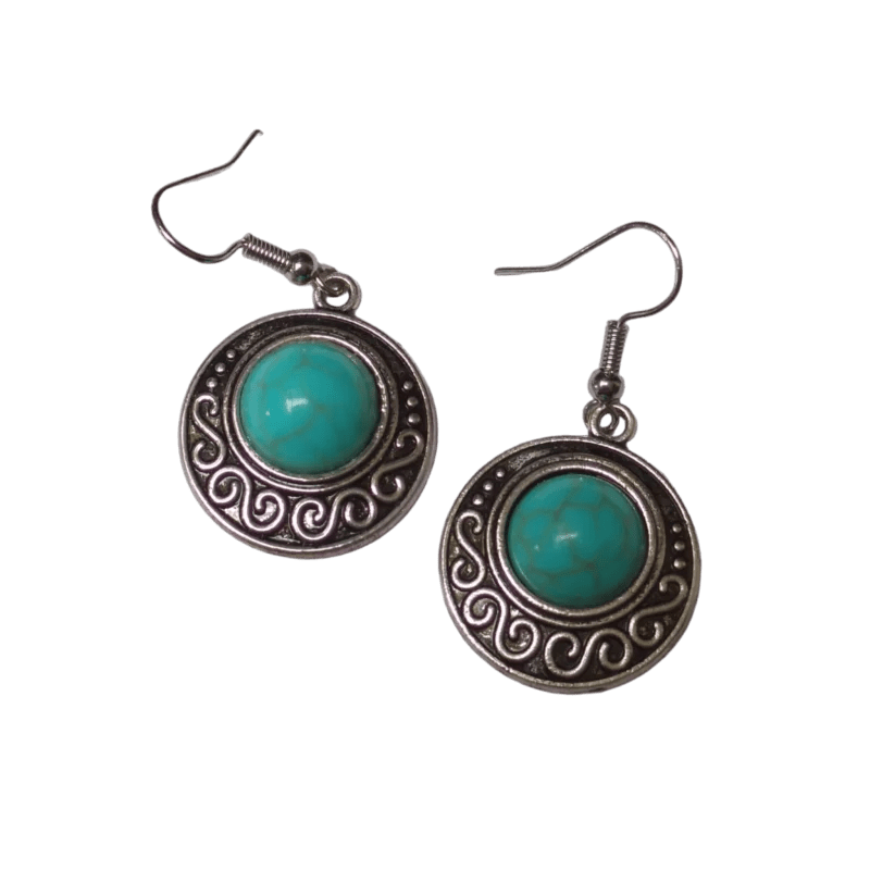 Een paar oorbellen met turquoise stenen op een witte achtergrond