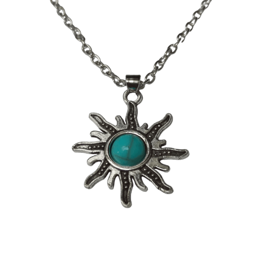 Een zilveren halsketting met een turkooizen steen in het midden