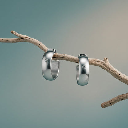 Brede RVS Oorringen met Zirkonia Accent Zilverkleur 23mm x 7mm - Aramat Jewels - Oorringen - cadeautip