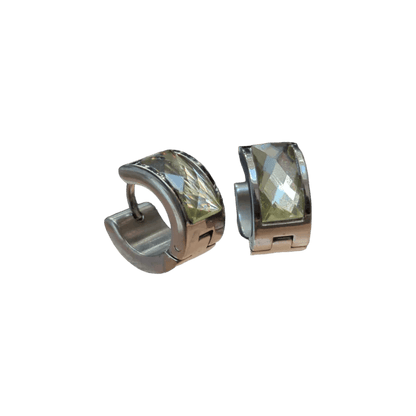 Een paar oorbellen met een facetgeslepen gezicht