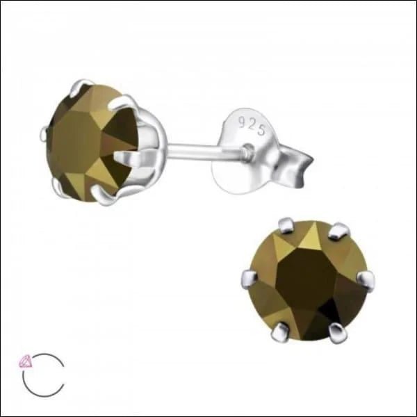 Een paar oorbellen met een bruine diamant