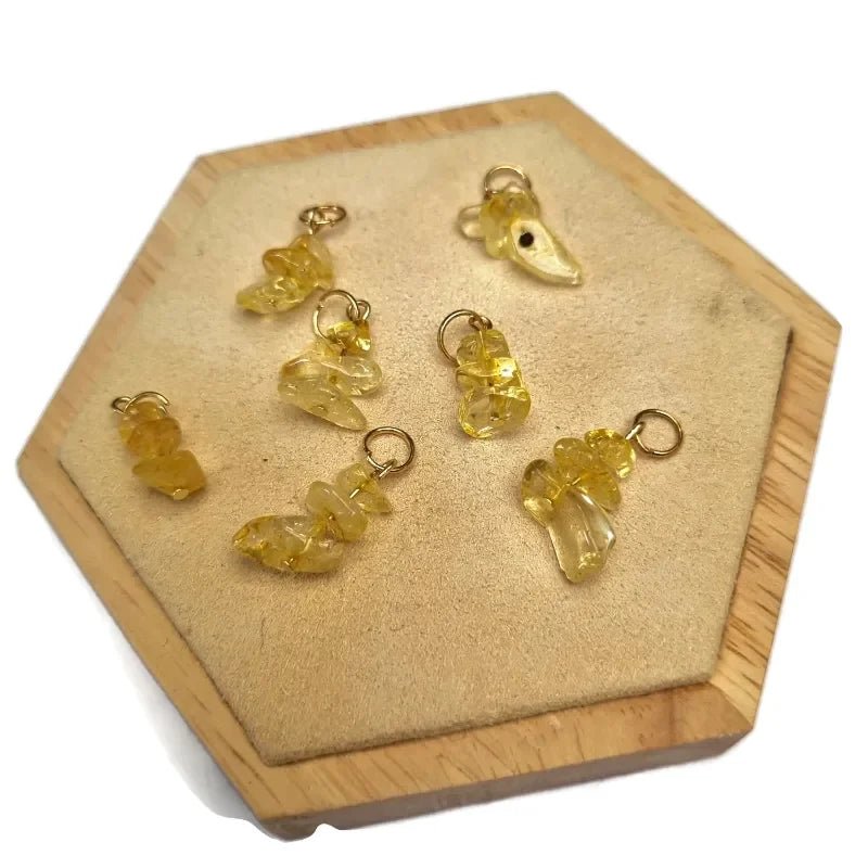 Een set van drie oorbellen van geel glas