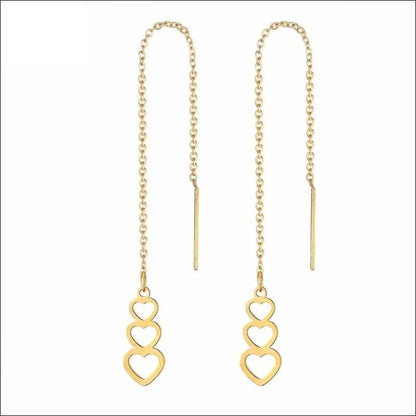 Goudkleurige oorbellen met drie trapsgewijze hartjes aan een delicaat kettinkje.