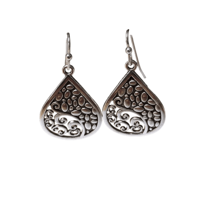 Paar druppelvormige zilveren oorbellen met ingewikkelde kiezel- en krulmotieven.