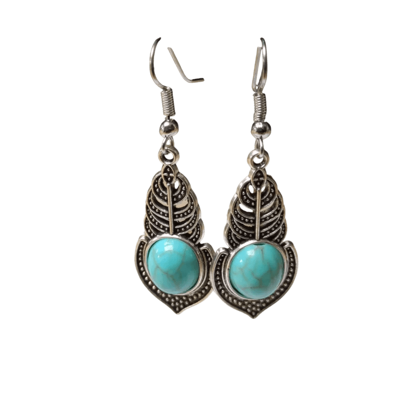 Paar zilverkleurige oorbellen met turquoise stenen en bladmotieven.