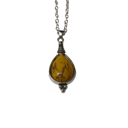 Een close-up van een halsketting met een steen aan een ketting