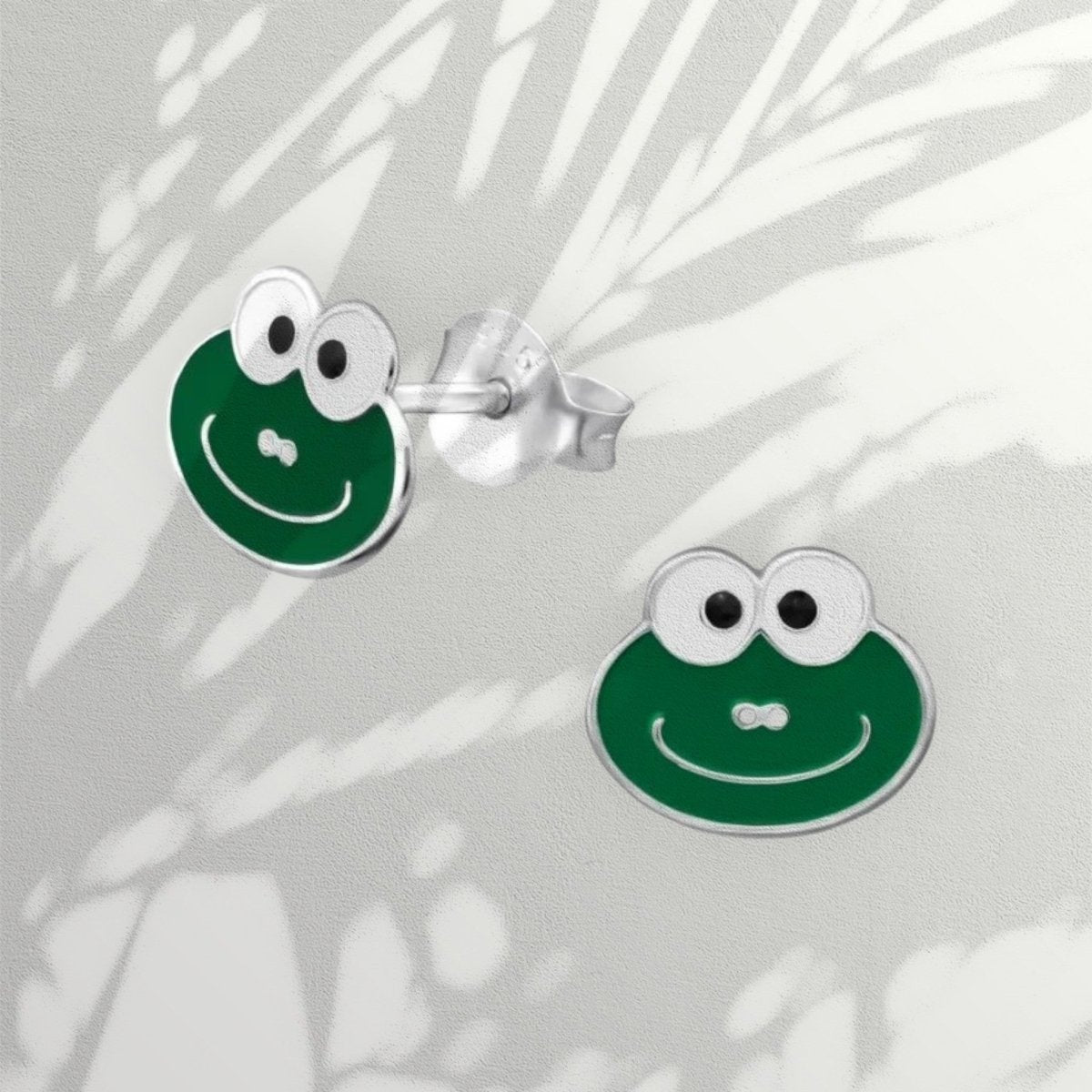 Aramat Jewels green enamel frog stud earrings with white eyes and black pupils, made of 925 sterling silver.