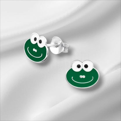 Aramat Jewels green enamel frog stud earrings with white eyes and black pupils, made of 925 sterling silver.