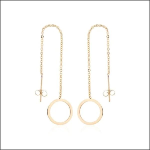 Een paar gouden oorbellen met een ketting en een cirkel