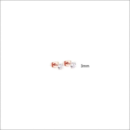 Een paar oorbellen met een enkele diamant aan elke kant