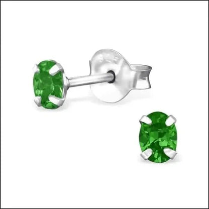 Een paar groene kubusvormige oorbellen