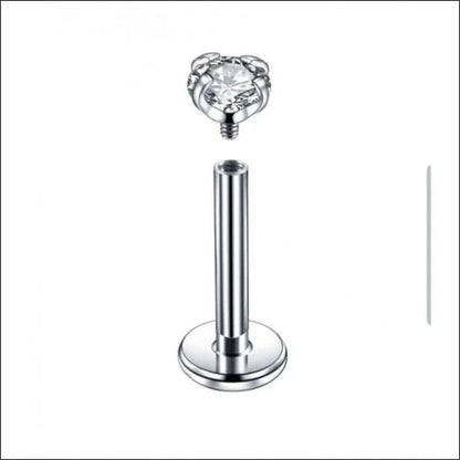 Een close-up van een metalen toiletrolhouder met een diamant