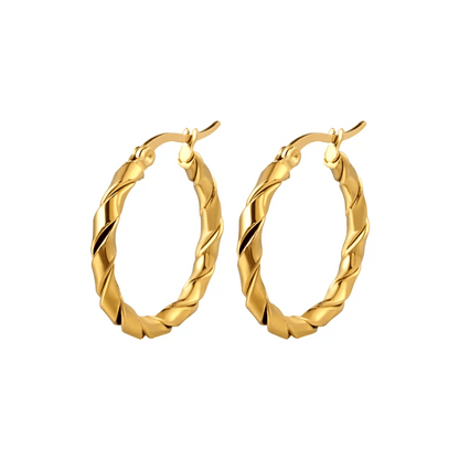 Vergulde gedraaide oorbellen met een spiraalpatroon.