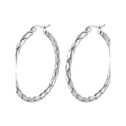 Gedraaide zilverkleurige hoepeloorbellen met een spiraaltouwpatroon.