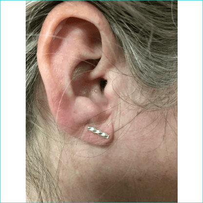 Een vrouw met een piercing in haar oor