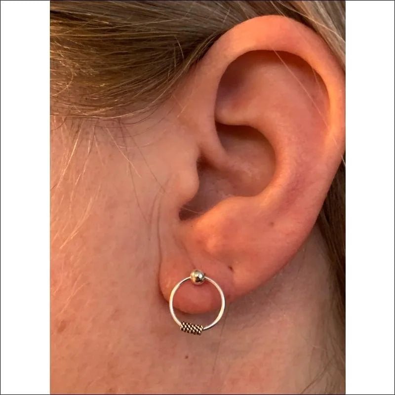 Een vrouwenoor met een kleine zilveren ring