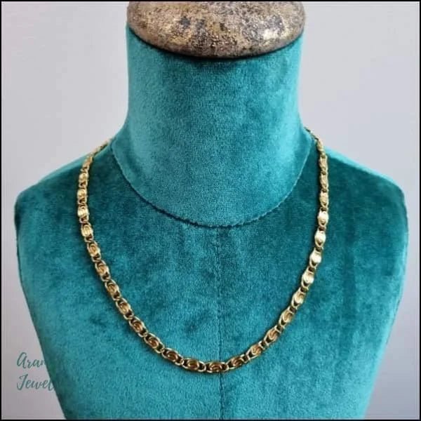 Een close-up van een etalagepop met een halsketting om