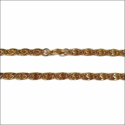 Een gouden ketting met een slotje