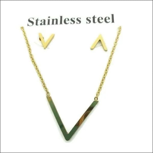 Een halsketting met een driehoekige hanger