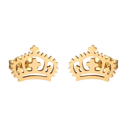 Gouden kroonvormige oorbellen met decoratieve uitgesneden details.