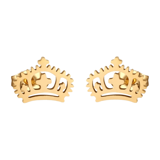 Gouden kroonvormige oorbellen met decoratieve uitgesneden details.