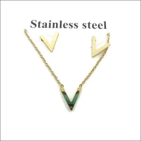 Een gouden ketting met een groene pijl erop