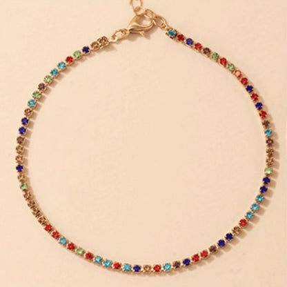 Een armband met kleurrijke kralen en een gouden ketting