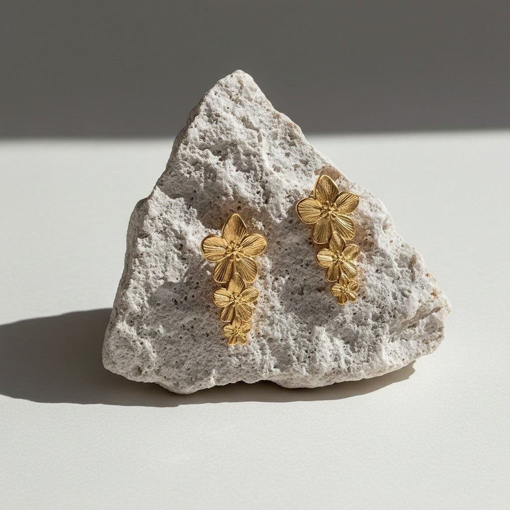 Goudkleurige Bloemen Oorstekers 42x22mm - Statement - Aramat Jewels - Oorbellen - cadeautip
