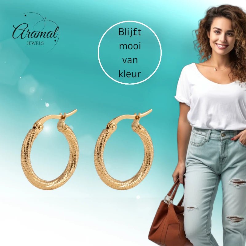 Goudkleurige Gedraaide RVS Hoepeloorbellen - Gediamanteerd - 20 mm - Aramat Jewels - Oorringen - cadeautip