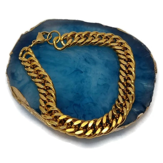 Een close-up van een gouden schakelarmband op een blauwe agaat