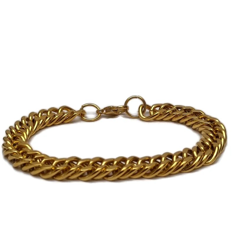 Een gouden armband met een gedraaid motief