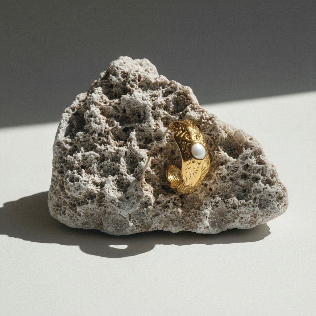 Goudkleurige Halve Oorringen Emaille Cirkel 25x10mm - Aramat Jewels - Oorbellen - cadeautip