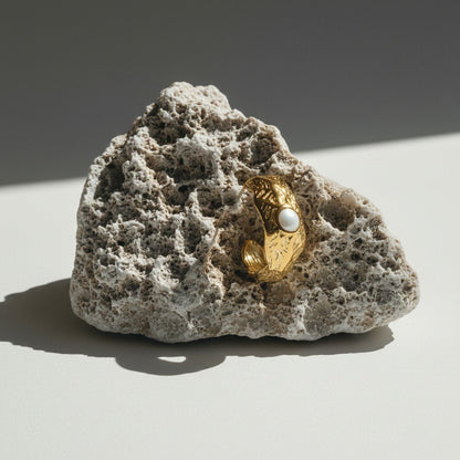 Goudkleurige Halve Oorringen Emaille Cirkel 25x10mm - Aramat Jewels - Oorbellen - cadeautip