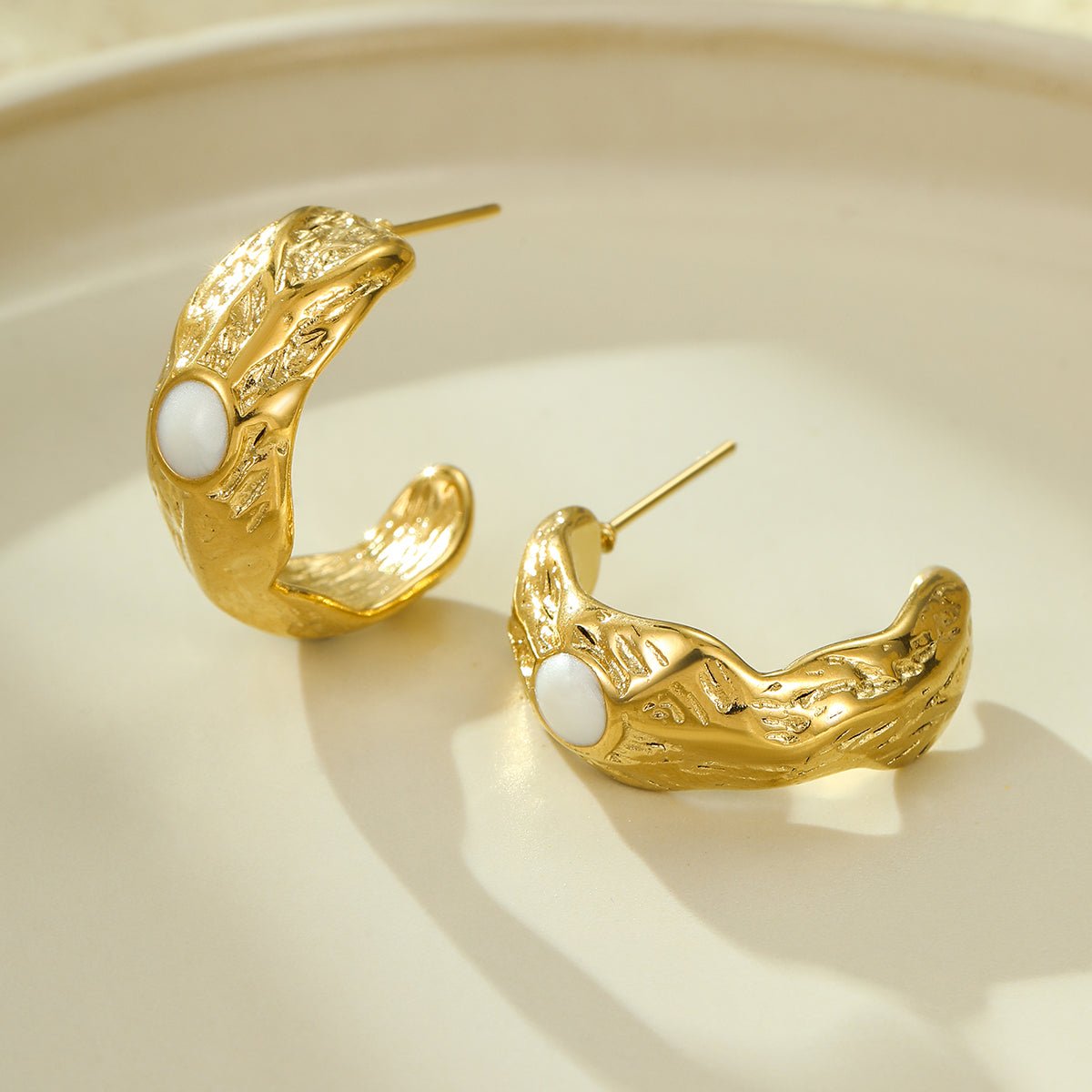 Goudkleurige Halve Oorringen Emaille Cirkel 25x10mm - Aramat Jewels - RVS Sieraden - Oorbellen - cadeautip