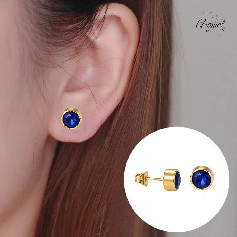 Goudkleurige oorbellen met donkerblauwe zirkonia – 7 mm - oor2067 - XE58221 - Oorbellen kopen# - 7mm - alles - blauw