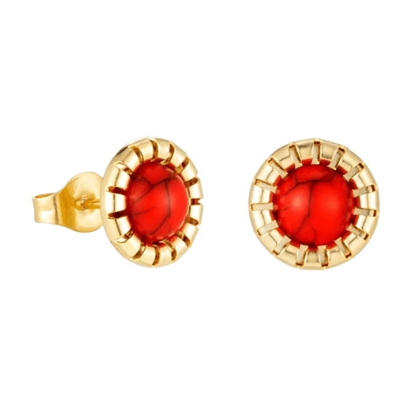 Paar gouden oorbellen met ronde rode edelstenen.