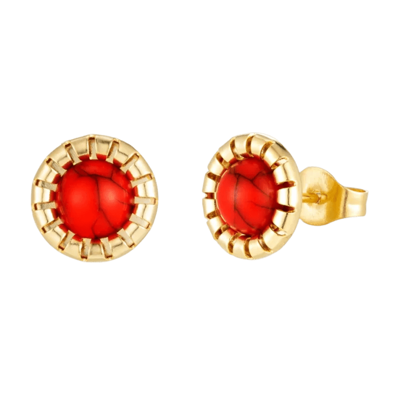 Paar gouden oorbellen met ronde rode edelstenen.
