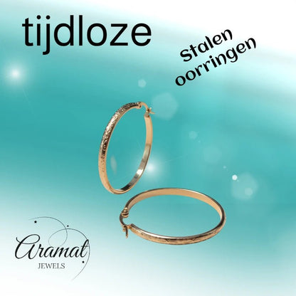 Goudkleurige RVS Hoepeloorbellen met Bloemmotief - 40 mm - Aramat Jewels - Oorringen - cadeautip