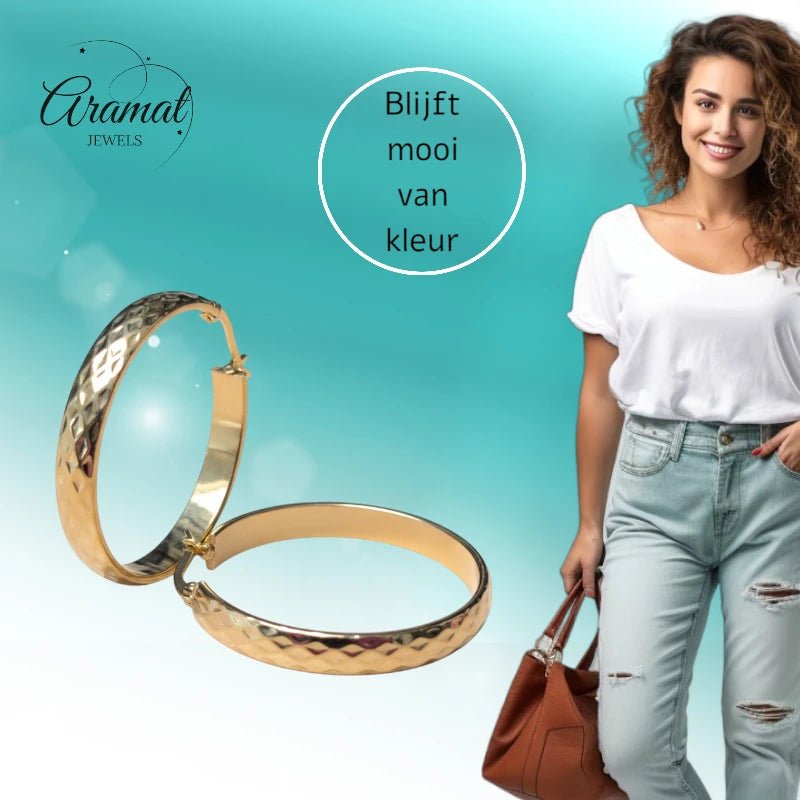 Goudkleurige RVS Hoepeloorbellen met Geruit Motief - 35 mm - Aramat Jewels - Oorringen - cadeautip
