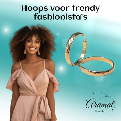 Goudkleurige RVS Hoepeloorbellen met Geruit Motief - 35 mm - Aramat Jewels - Oorringen - cadeautip