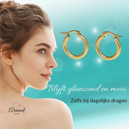 Goudkleurige RVS Hoepeloorbellen met Textuur - 18 mm - Aramat Jewels - Oorringen - cadeautip