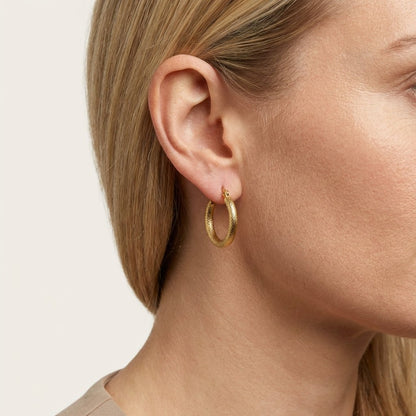 Goudkleurige RVS Hoepeloorbellen met Textuur - 18 mm - Aramat Jewels - Oorringen - cadeautip