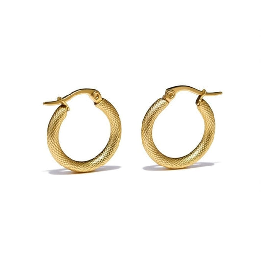 Goudkleurige RVS Hoepeloorbellen met Textuur - 18 mm - Aramat Jewels - Oorringen - cadeautip